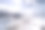 加州暴风雪后高速公路的鸟瞰图。卡车和汽车沿着山脉和沙漠在州际公路上行驶。图片下载