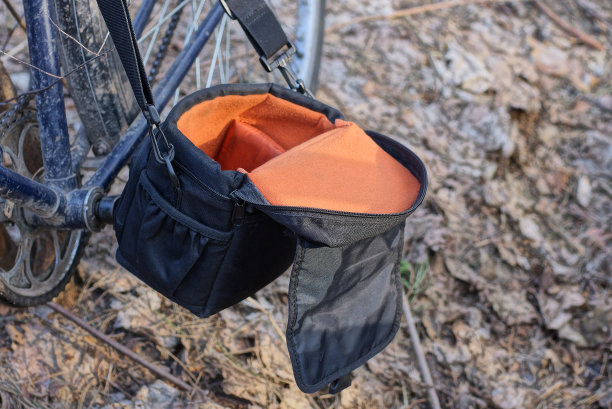 一个橙黑色织物制成的开放式行李箱图片下载