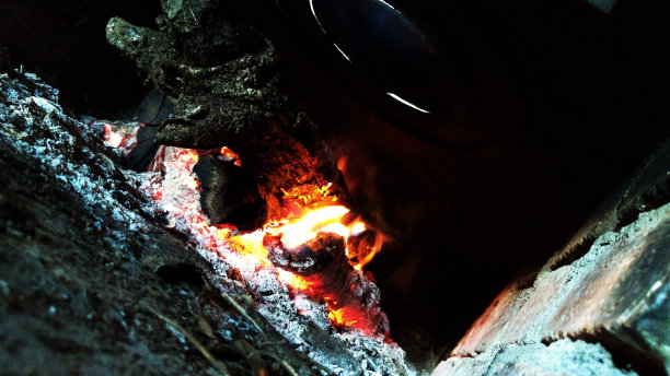 一个木火炉的内部。自制的食物。燃木炉。在柴炉上做饭图片下载