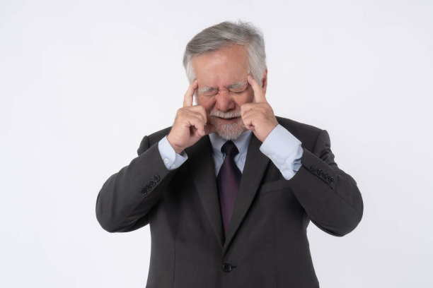 亚洲资深商人，老人头痛双手放在额头上，压力来自白色背景的复制空间-医疗保健概念图片下载