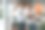男人们拿着平板电脑和纸制环保盒。商务人士在办公室里一起工作图片下载