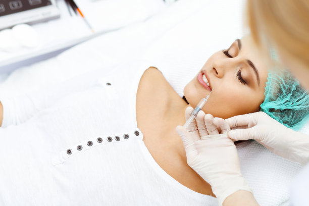 专业美容师做面部、唇部注射。年轻女子得到注射器填充面部轮廓或增强。面部老化，年轻化和水化程序图片下载