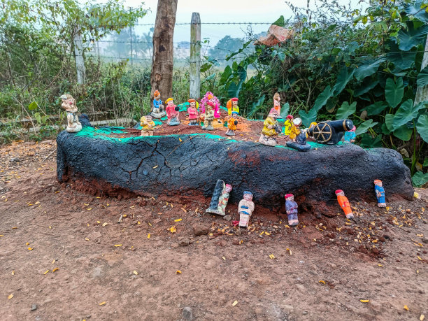 手工粘土堡垒的库存照片，涂上灰色，装饰着小手工战士和国王chatrapati Shivaji Maharaj偶像。这个堡垒是孩子们在排灯节时搭建的图片下载