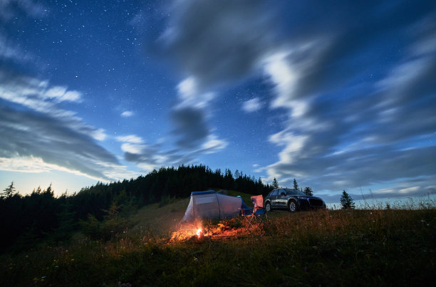 在山上舒适的露营。图片下载