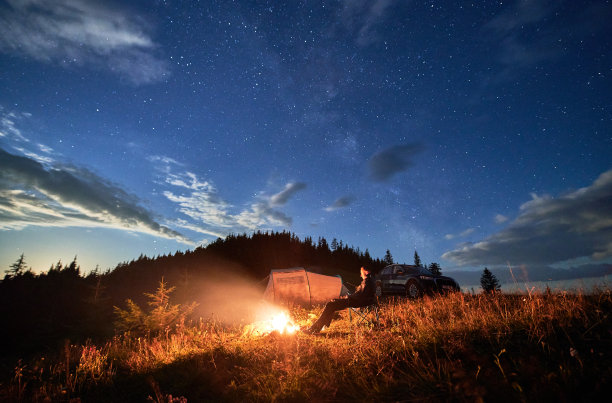 年轻人在山上的篝火旁放松。图片下载