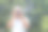 一位亚洲老人站在花园里用数码相机拍照。图片下载