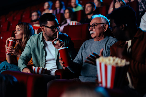 一名男子在电影院示意安静。图片下载