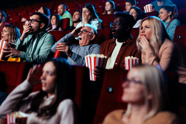 电影院里受惊的观众。图片下载
