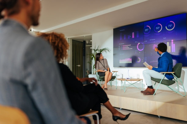 公司可持续发展讨论小组。图片下载