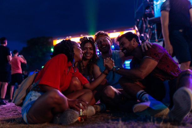 露天过节的朋友们出去玩。图片下载