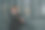 坐在楼梯上抽烟。一个穿着正装的英俊男子在商务大楼附近的室外图片下载