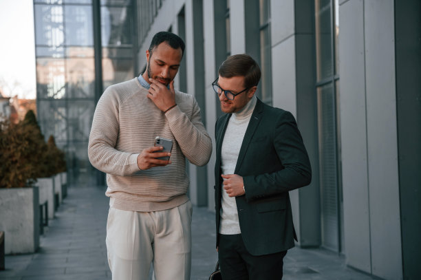 身着正装的商人和一个黑人在城市的户外图片下载