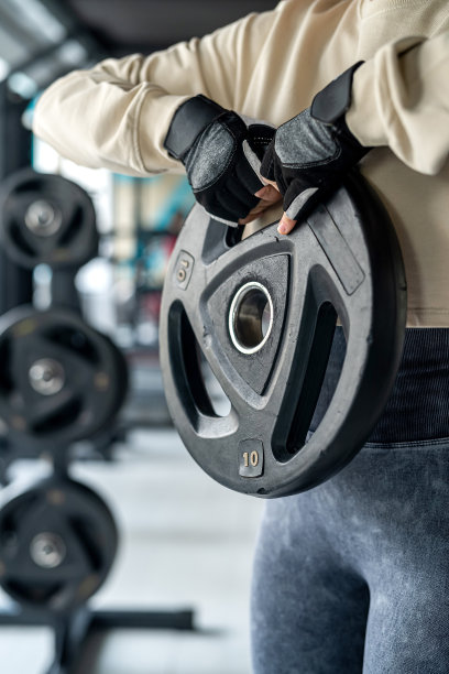 运动的女人做哑铃练习做哑铃直吹。图片下载