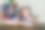 一个美丽的女孩的肖像在教室里的书桌上的书籍和学习用品。图片下载