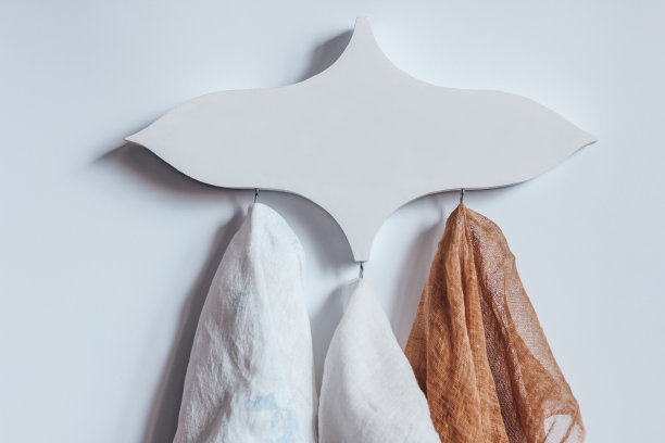 衣架和毛巾。漂亮的手工木制衣架。家居装饰衣架图片下载