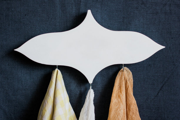 衣架和毛巾。漂亮的手工木制衣架。家居装饰衣架图片下载