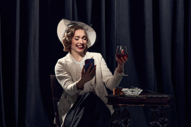 可爱的女人穿着服装打电话，明亮的情绪面部表情在黑暗的背景。老式的照片图片下载