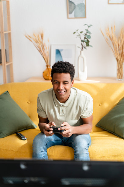 快乐的黑人在玩电子游戏图片下载