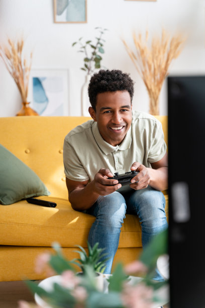 快乐的黑人在玩电子游戏图片下载