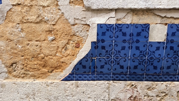 里斯本一所房子的墙上掉下了古老的阿祖莱霍瓷砖图片下载