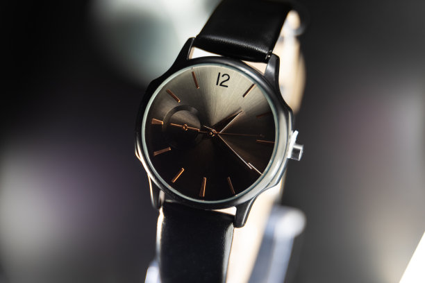 手表放在黑色玻璃桌上。时尚手表照片。水滴在桌子上。奢侈手表。时钟图片下载