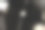手表放在黑色玻璃桌上。时尚手表照片。水滴在桌子上。奢侈手表。时钟图片下载