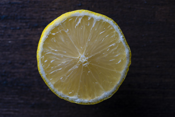 成熟的一半黄色柠檬柑橘水果在木制背景，特写，俯视图图片下载
