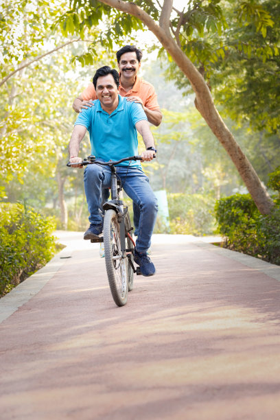 两个骑自行车的朋友在郊外小路上骑自行车图片下载