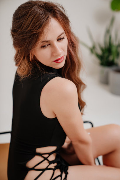 一个长发女人，穿着黑色性感紧身连衣裙，大腿上有蕾丝图片下载