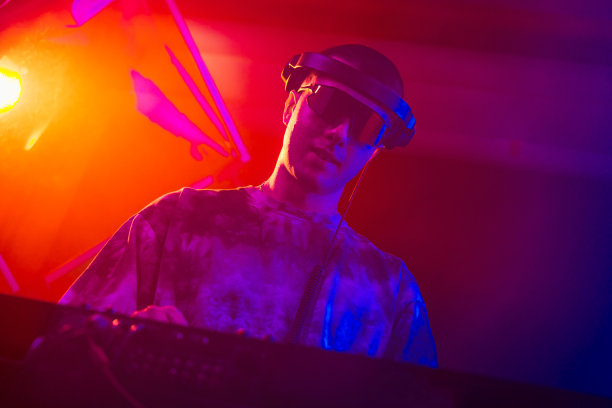 俱乐部DJ戴着墨镜在派对上播放音乐图片下载