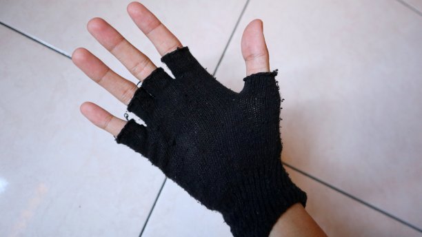 一个戴着黑色手套的男人的手的肖像图片下载