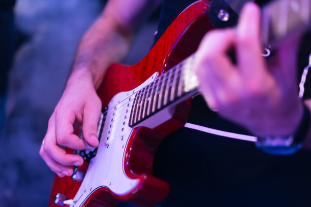 电吉他和音乐家的手的特写。婚礼的关注图片下载