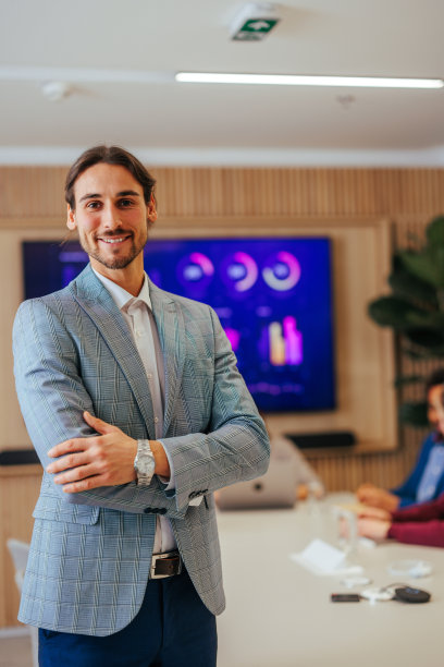 会议室里的白人商人。图片下载