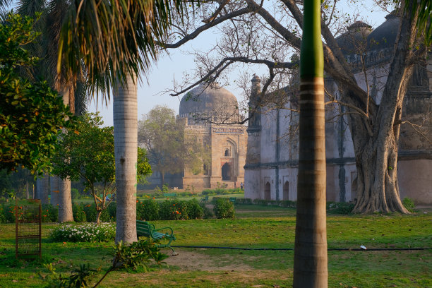 印度德里2023:洛迪花园的美丽图片，洛迪花园是位于印度新德里的一个城市公园图片下载