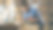 小企业主包装一个时尚的自行车座位卖给客户在线。准备一个小纸板箱邮资。在仓库工作的黑人女性库存经理。图片下载