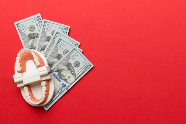 一个有白色牙齿和美钞的人类下巴的特写模型。牙科概念照片。假牙科。带有复制空间的假teet顶视图图片下载