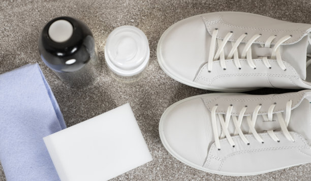 白色皮鞋清洁工具-防水喷雾，泡沫，抹布和海绵图片下载