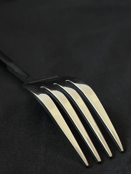 黑色背景的叉子图片下载