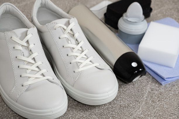 白色皮鞋清洁工具-防水喷雾，泡沫，抹布和海绵图片下载