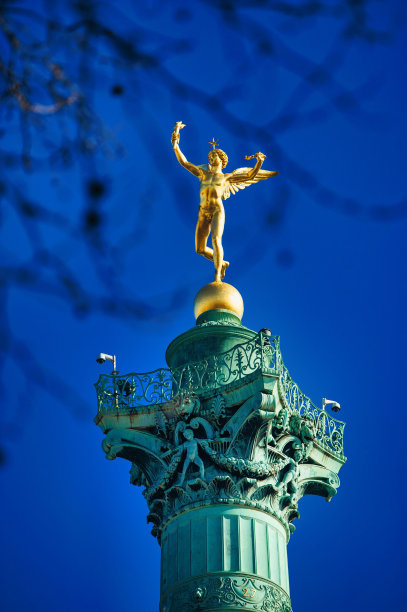 七月圆柱上的金像。法国巴黎，巴士底广场。图片下载