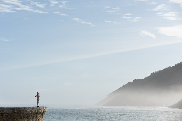 十几岁的男孩在户外深呼吸图片下载