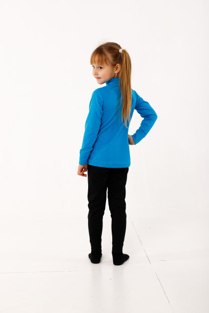 一个小女孩和她哥哥穿着保暖服。图片下载