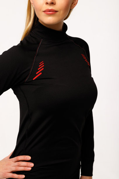 运动的金发女孩在保暖服装的妇女图片下载