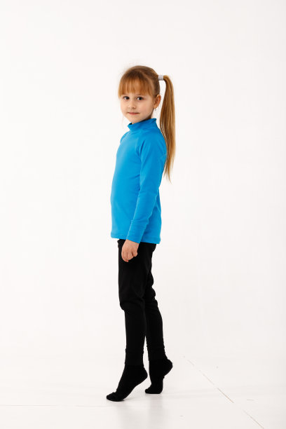 一个小女孩和她哥哥穿着保暖服。图片下载