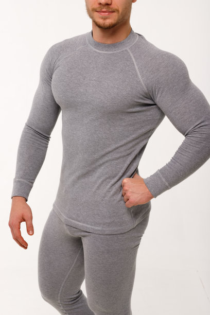 一个穿着保暖内衣、体格健壮的男人。图片下载