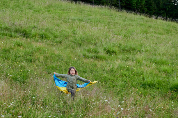 快乐的乌克兰人在喀尔巴阡山脉跑步。图片下载