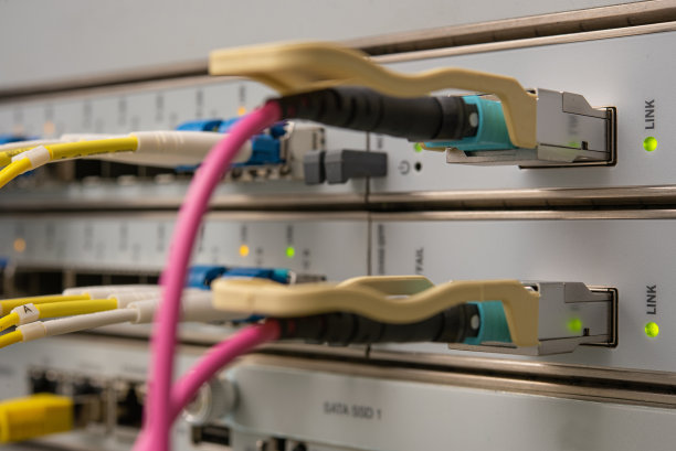 QSFP光纤电缆，快速互联网连接，近距离图片下载