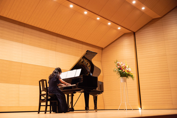日本女孩在音乐厅弹钢琴图片下载
