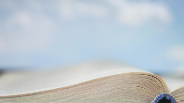 打开书作为背景。图片下载