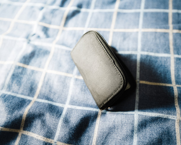 放在床上的钱包图片下载